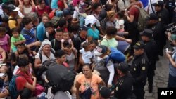 La policía impide a inmigrantes hondureños entrar a la zona fronteriza de Guatemala con México. 