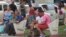 Usuarios conectados a la señal de Wi-Fi en el parque Mónaco, en La Habana. Foto: Anddy Sierra.