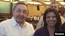 Raúl Castro junto a la presidenta de Costa rica, Laura Chinchilla.
