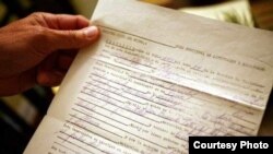 Certificado de nacimiento supuestamente expedido en Cuba (foto de El Nuevo Herald)