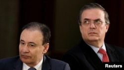 El canciller mexicano Marcelo Ebrard (derecha) junto al ministro de Seguridad, Alfonso Durazo.