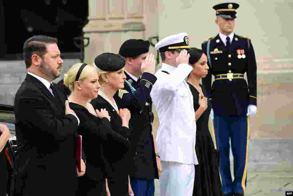 La familia de John McCain en los funerales. 