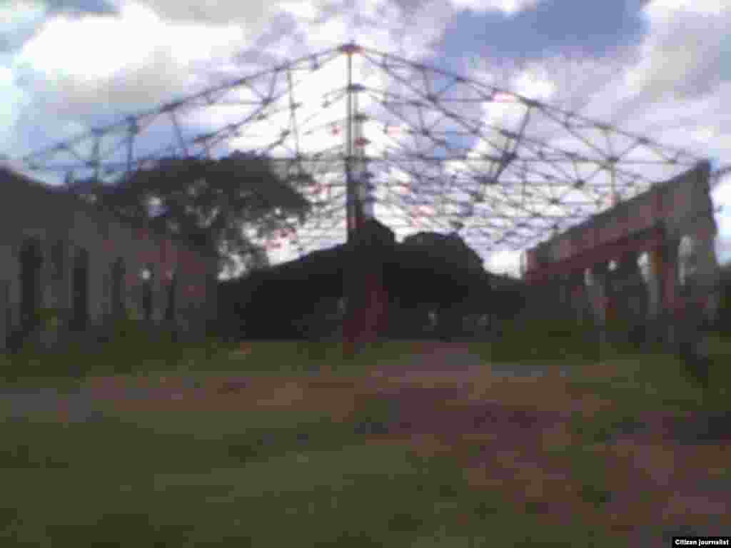 Reportero ciudadano Yosmel Martínez recorre el antiguo Central España en la localidad de Perico, Matanzas.