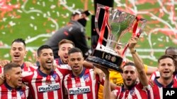 Atlético Madrid celebra con el trofeo de la liga española en el Estadio Metropolitano Wanda de Madrid. (AP/Manu Fernandez)