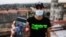 Rolando Remedios muestra una foto en su celular de su arresto durante las protestas del 11 de julio de 2021. (YAMIL LAGE/AFP)