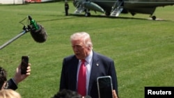 El presidente de los Estados Unidos, Donald Trump, habla con los medios de prensa en la Casa Blanca antes de partir con destino a Las Vegas. REUTERS/Jessica Koscielniak