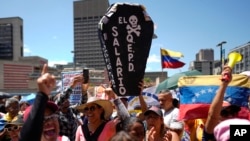 Docentes y trabajadores del sector de la educación protestan el 27 de marzo en Caracas, Venezuela. (AP/Ariana Cubillos).
