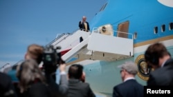 El presidente de EEUU, Donald Trump, hace un gesto mientras aborda el Air Force One para un viaje a China, en la Base Conjunta Andrews, Maryland, EE. UU., el 12 de mayo de 2026. REUTERS/Evan Vucci