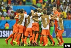 El equipo holandés celebra su victoria sobre Costa Rica.