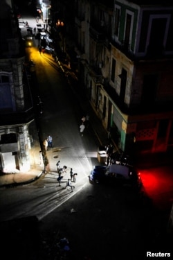 Un automóvil circula por una calle de La Habana durante la caída total de la red eléctrica nacional de Cuba el 21 de marzo de 2026. REUTERS/Norlys Perez