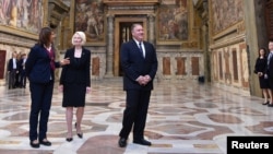 El secretario de Estado Mike Pompeo y la embajadora de EEUU en el Vaticano, Callista Gingrich, en la Sala Regia. Andreas Solaro/Pool via REUTERS