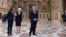 El secretario de Estado Mike Pompeo y la embajadora de EEUU en el Vaticano, Callista Gingrich, en la Sala Regia. Andreas Solaro/Pool via REUTERS