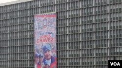 La propaganda política empapela las calles y edificios de la ciudad de Caracas en Venezuela vísperas de las elecciones presidenciales. [Foto: VOA, Iscar Blanco].