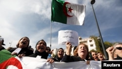 Abogados protestan en Argel contra la decisión del presidente Buteflika de postularse a un quinto mandato. 