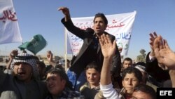 Miles de manifestantes suníes protestan contra la discriminación que sufren por parte del gobierno iraquí, 