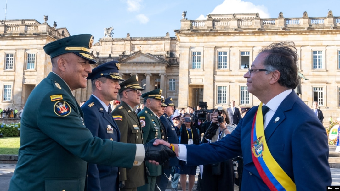 El presidente de Colombia, Gustavo Petro, saluda al comandante militar, General Luis Fernando Navarro, en la Plaza de Bolívar, en Bogotá, el 7 de agosto de 2022. (César Carrión/Colombian Presidency/Handout via REUTERS).