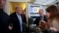El presidente de los Estados Unidos, Donald Trump, habla con miembros de los medios de comunicación a bordo del Air Force One, tras su visita a China.