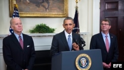 El presidente de Estados Unidos, Barack Obama (c), presenta junto al vicepresidente, Joseph Biden (i), y al secretario de Defensa, Ashton Carter (d), su plan para cerrar la cárcel de Guantánamo, Cuba en la Casa Blanca en Washington, 