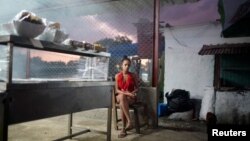 Una cuentapropista vende alimentos en una cafetería privada de La Habana. REUTERS/Alexandre Meneghini
