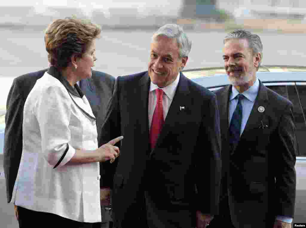 Presidente de Brasil Dilma Rousseff (I) conversa con su par de Chile Sebasti&aacute;n Pi&ntilde;era (D)