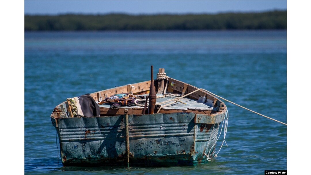 En un bote azul de madera similar a este llegaron seis migrantes cubanos a Islamorada, en los Cayos de la Florida (Archivo)