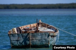 En un bote azul de madera similar a este llegaron seis migrantes cubanos a Islamorada, en los Cayos de la Florida (Archivo)