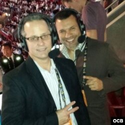 Juan Pendás (izq) y Víctor Fabián González, los narradores de la Gran Final de la NBA por Radio Martí.