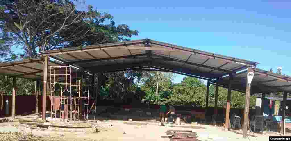Así estaba levantado el techo de la iglesia destruida en Camagüey, oficiada por el pastor Bernardo De Quesada.