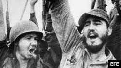 Fidel Castro celebra la victoria del movimiento revolucionario sobre el régimen de Fulgencio Batista. A su lado, su hermano Raúl Castro (d-i).