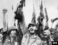 Fidel Castro (c) celebra la victoria del movimiento revolucionario sobre el régimen de Fulgencio Batista. A su lado (i), su hermano Raúl Castro.