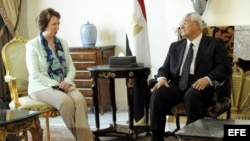 El presidente interino egipcio Adli Mansour (d), junto con la jefa de la Política Exterior de la Unión Europea (UE), Catherine Ashton (i), durante su encuentro en El Cairo, Egipto.