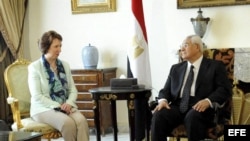 El presidente interino egipcio Adli Mansour (d), junto con la jefa de la Política Exterior de la Unión Europea (UE), Catherine Ashton (i), durante su encuentro en El Cairo, Egipto.