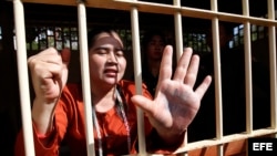 Conducen al tribunal a la activista camboyana Tep Vanny.