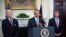 El presidente de Estados Unidos, Barack Obama (c), presenta junto al vicepresidente, Joseph Biden (i), y al secretario de Defensa, Ashton Carter (d), su plan para cerrar la cárcel de Guantánamo, Cuba en la Casa Blanca en Washington, 