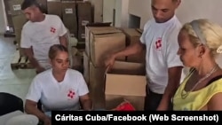 Cáritas Cuba entrega los kits con asistencia humanitaria enviados por EEUU a pobladores del Cobre, en Santiago de Cuba, afectados por el huracán Melissa.