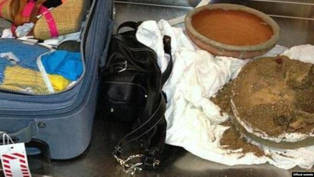 La foto, faciliitada por la oficina del Sheriff del condado Broward, muestra los calderos, incluido el que contenía los restos óseos humanos