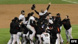 Los GIgantes celebran la victoria en la Serie Mundial