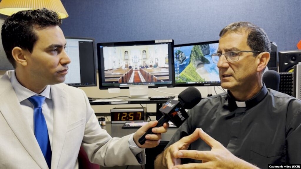 El sacerdote cubano Alberto Reyes durante una entrevista en Martí Noticias con el periodista Mario Pentón