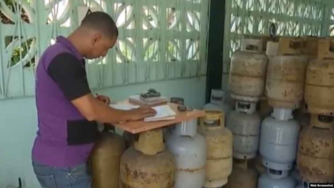 Cilindros de gas licuado en Cuba.