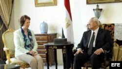 El presidente interino egipcio Adli Mansour (d), junto con la jefa de la Política Exterior de la Unión Europea (UE), Catherine Ashton (i), durante su encuentro en El Cairo, Egipto.