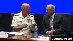 El fiscal general de EEUU, Jeff Sessions (i), participa en la Cumbre sobre los Opioides, que se desarrolla en Miami.