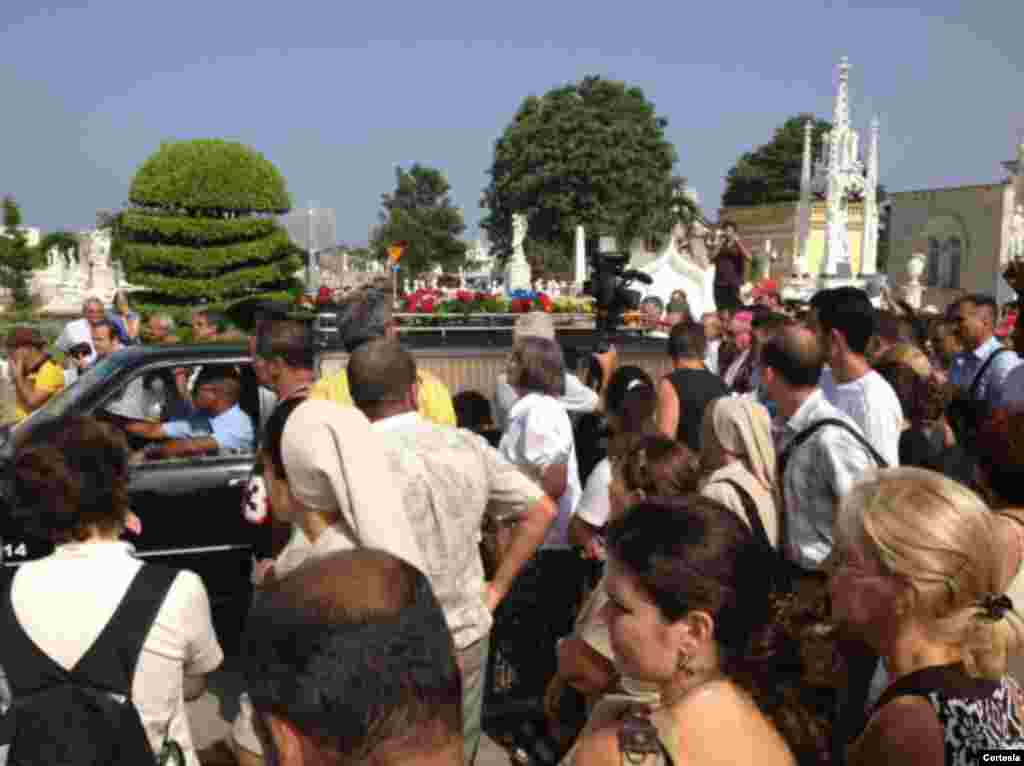 Féretro de Oswaldo Payá llega al cementerio de Colón