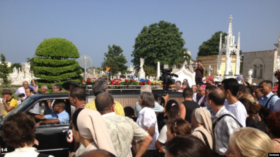 Féretro de Oswaldo Payá llega al cementerio de Colón