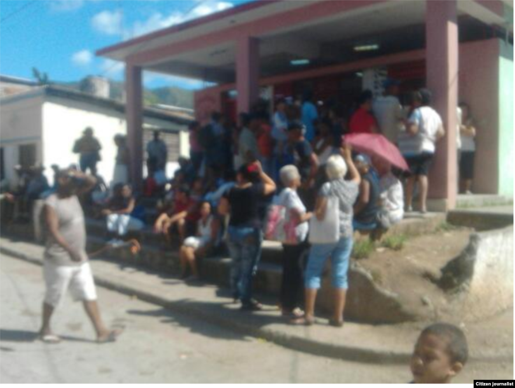 Una cola para comprar pollo racionado en Santiago de Cuba.&nbsp;Reporta Cuba