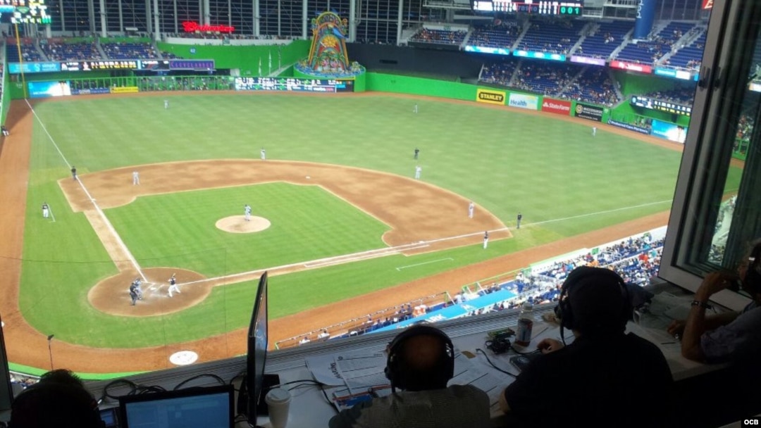 Al duro y sin guantes desde el estadio de los Marlins.
