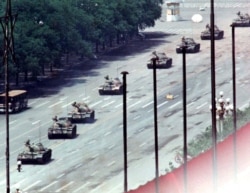 La fotografía de Arthur Tsang de los tanques avanzando hacia la Plaza de Tiananmenel 5 de junio de 1989. REUTERS/Arthur Tsang