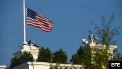 La bandera estadounidense a media asta en la Casa Blanca, tras el tiroteo en las instalaciones de la Marina, en Washington DC (EE.UU.). 