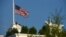 La bandera estadounidense a media asta en la Casa Blanca, tras el tiroteo en las instalaciones de la Marina, en Washington DC (EE.UU.). 
