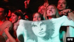Fanáticas del grupo The Dorrs agitan una camiseta con la foto de Jim Morrison