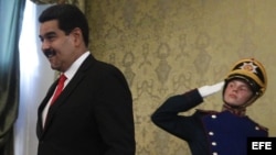 Nicolás Maduro (izq), entra en la sala para mantener un encuentro con su homólogo ruso,Vladímir Putin en el Kremlin en Moscú (Rusia).